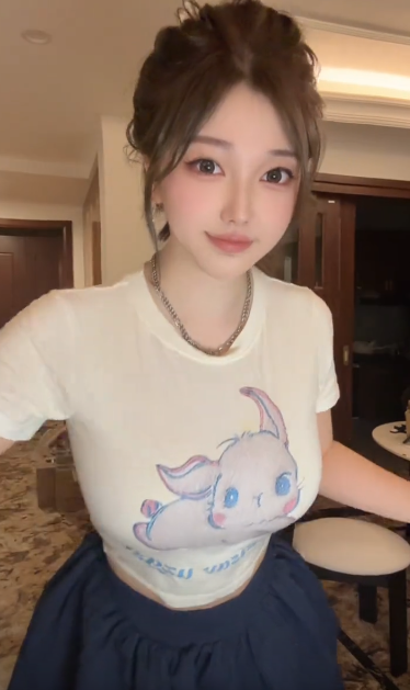 刘飞儿抽象主播转擦边舞蹈主播,疑似初代嫩模回归!网友称其挤不进的圈子,不要硬闯,对此刘飞儿回应:不爱看就取关!