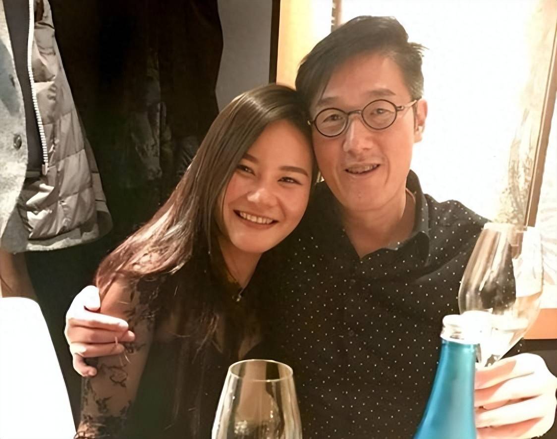67岁富商婚外情网红,五年生四胎原配不知