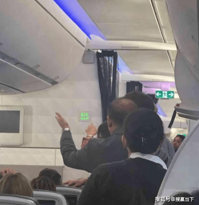 老年乘客闹达美航班致改降 妻怒斥服务好