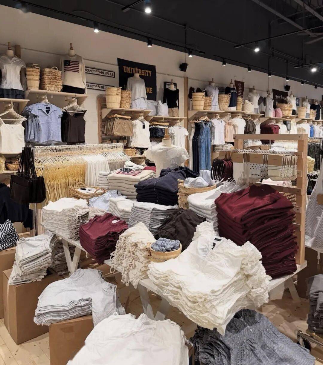 国产仓储式女装崛起:WM、BF如何替代ZARA和H&M