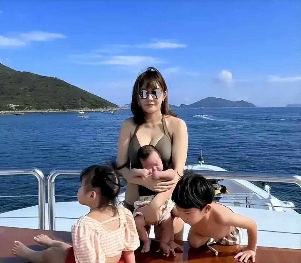67岁富商婚外情网红,五年生四胎原配不知