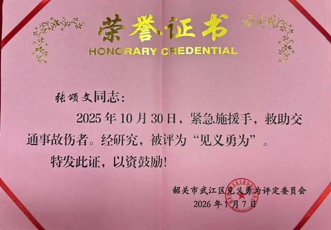 一天4个离谱瓜!国外生子、视频道歉、自曝怀双胎