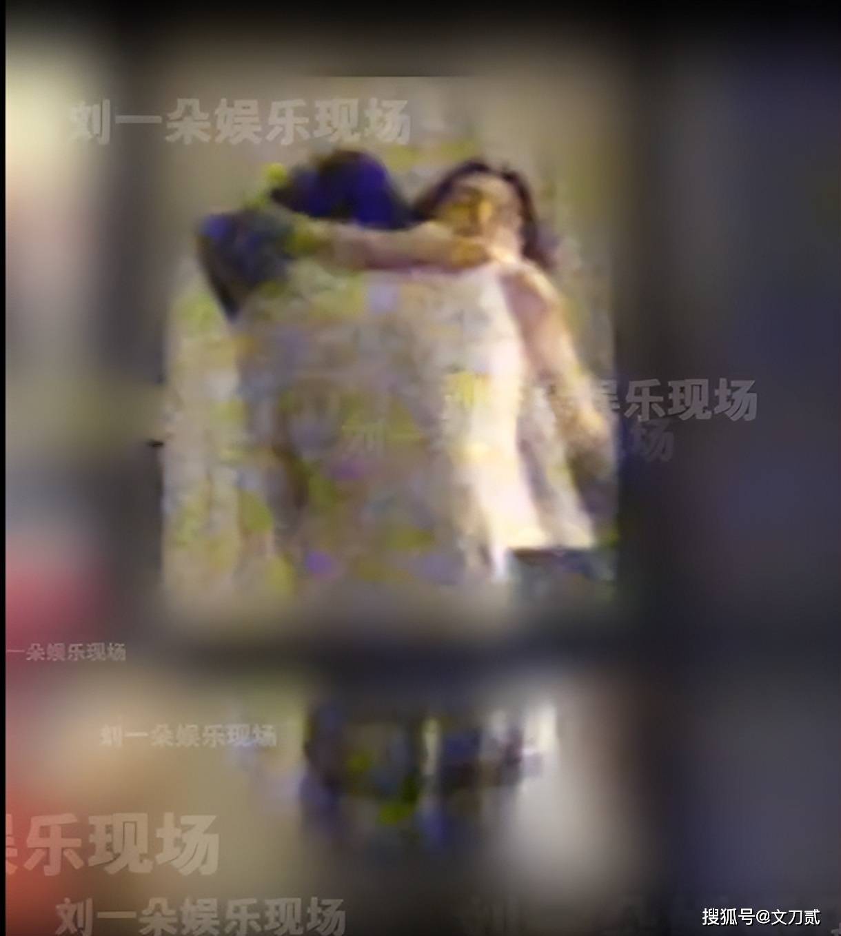 女顶流周也家中拥吻男友被拍!男方身份曝光