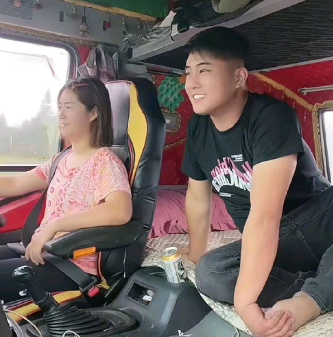 95后网红啊蛋婚姻破裂 妻子出轨两兄弟