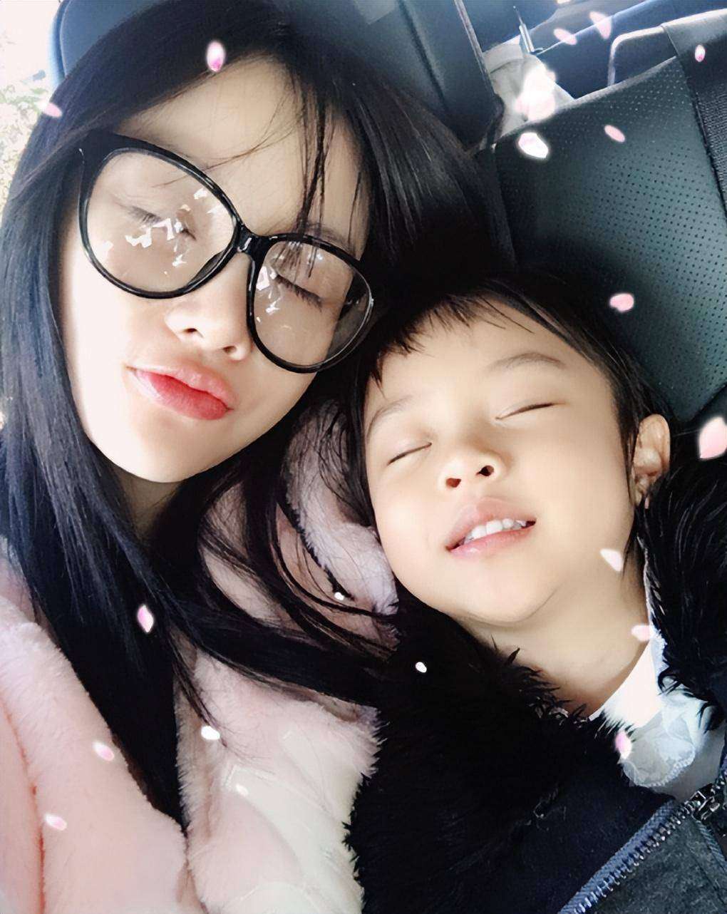 李小璐素颜带娃逛超市近况引热议
