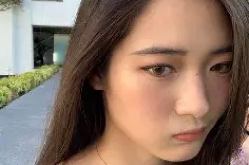 21岁女孩靠特殊内容年赚8300万美元比肩詹姆斯