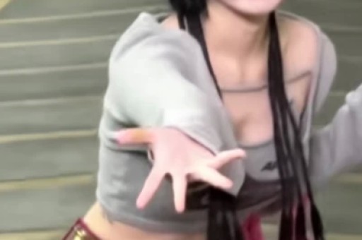 向佐人设崩塌？从富二代到流量梗王的逆袭