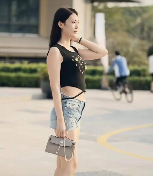 电梯亲吻门:宋珍珍自曝19岁求助无果无所畏惧