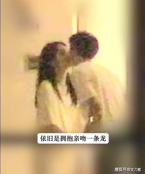 女顶流周也家中拥吻男友被拍!男方身份曝光