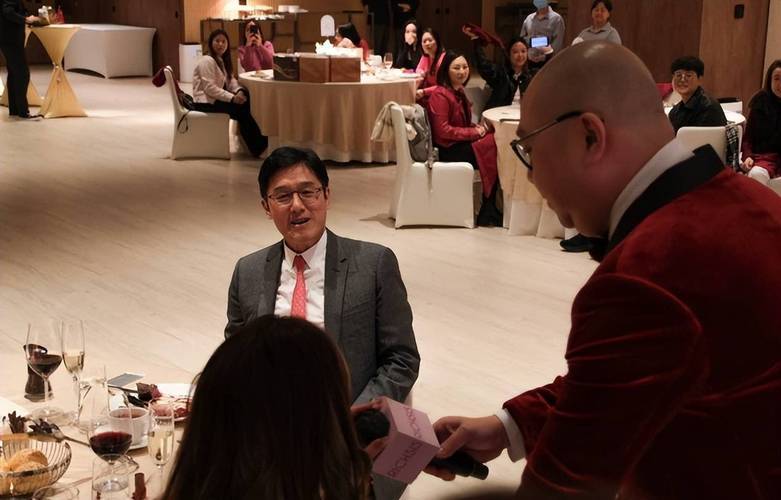 67岁香港富豪被曝与网红有9年关系,5年4胎原配不知
