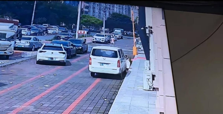 撞见妻子和别人亲热，男子跳窗逃跑连衣服都没拿