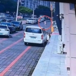 跳窗逃跑的短裤男，成了全网热议的焦点