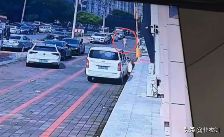 跳窗逃跑的短裤男，成了全网热议的焦点